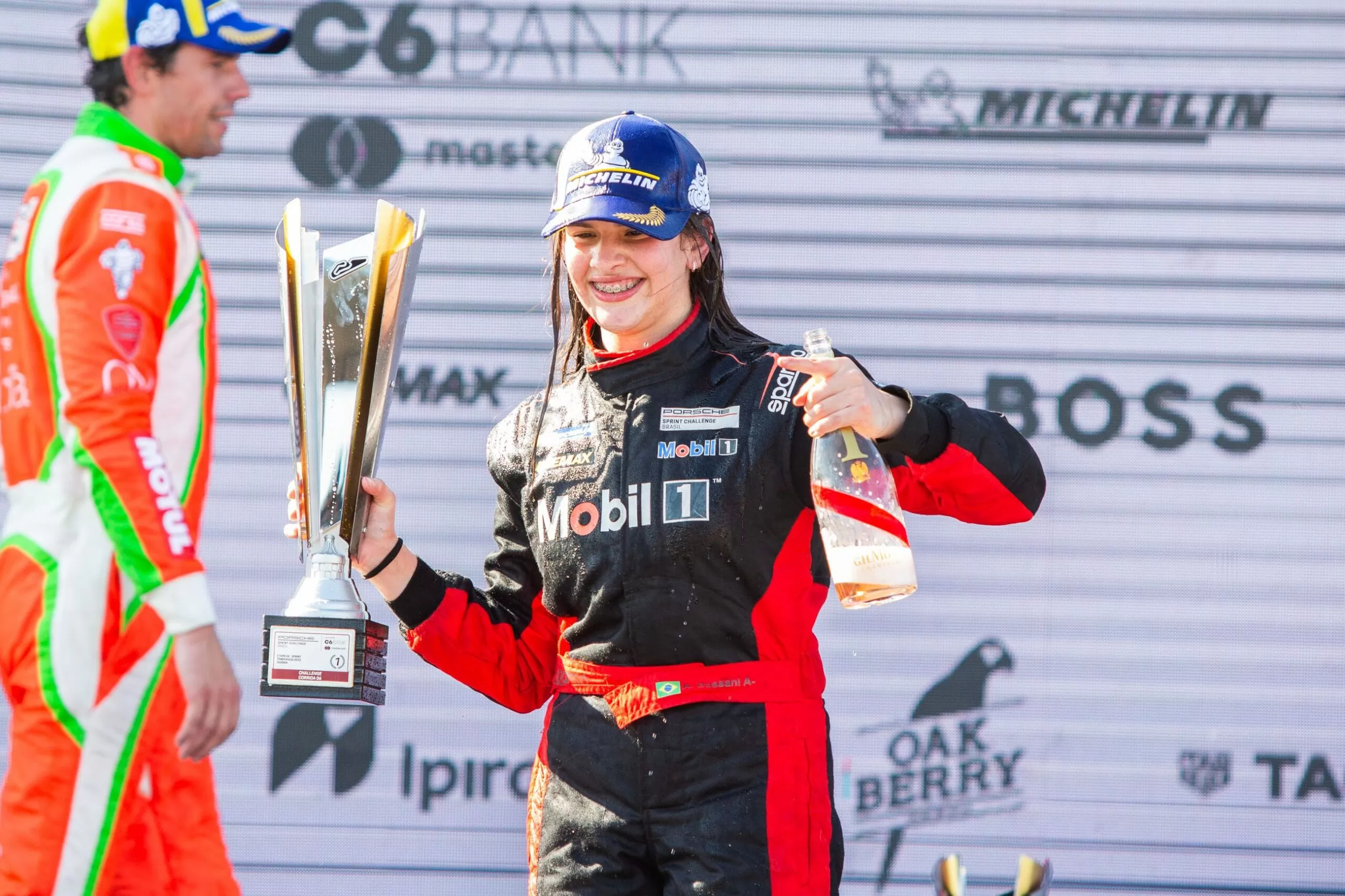 Antonella Bassani Se Torna Primeira Mulher A Vencer Na Porsche Cup No